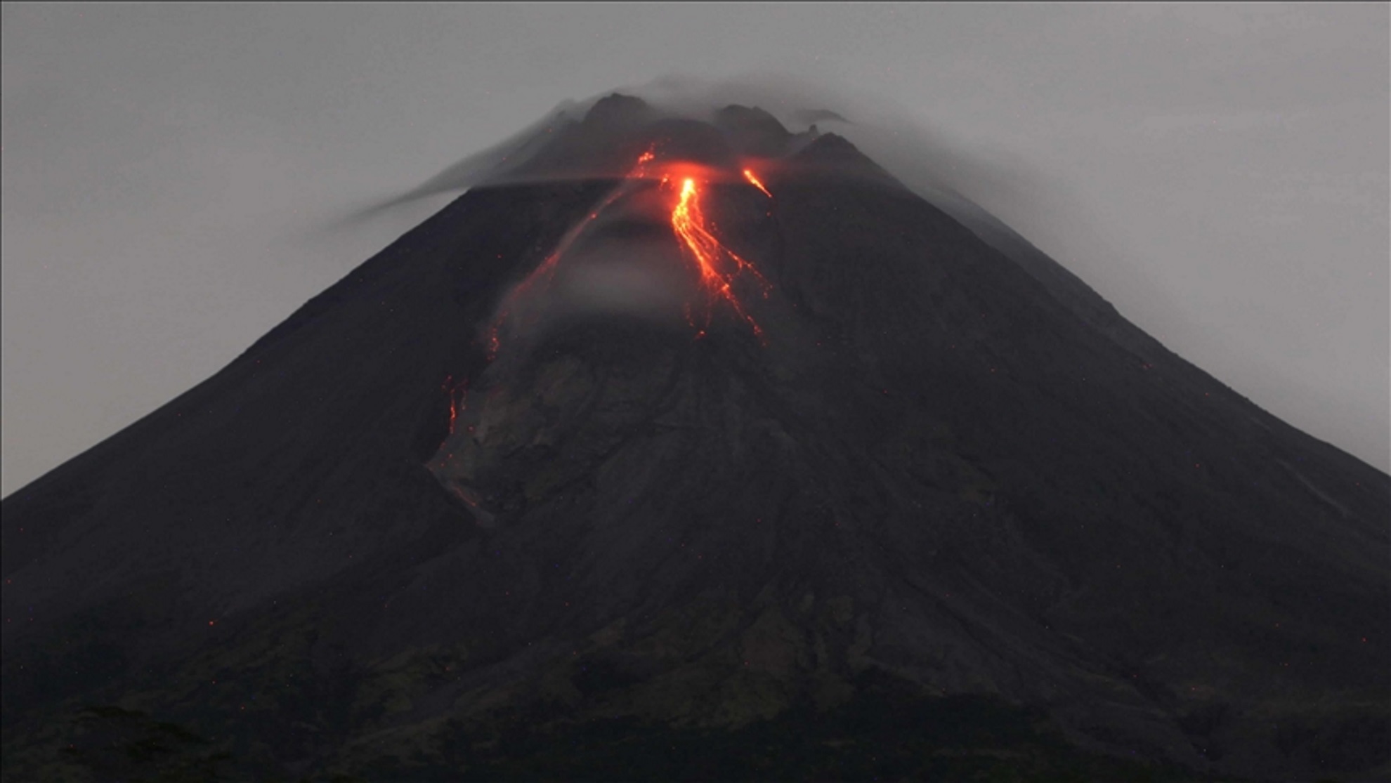 Il vulcano più pericoloso del mondo, il Monte Vesuvio, continua a catturare l'immaginazione e a suscitare timori nel cuore di chiunque sia a conoscenza della sua storia